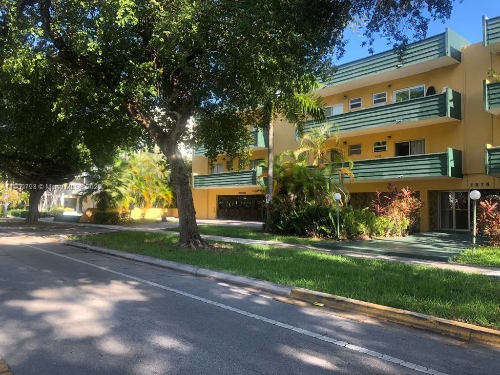 1 bedroom 1 bath for sale at 1975 NE 135th St # 2D, North Miami FL 33181