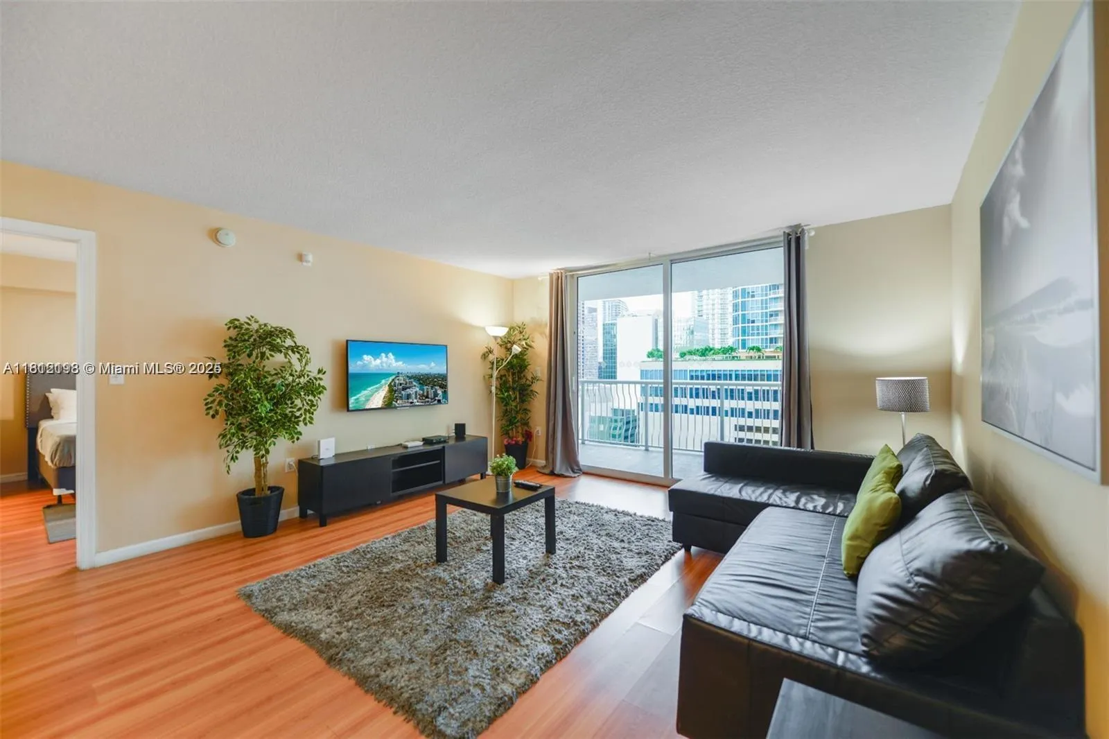 1 bedroom 1 bath for sale at 1200 Brickell Bay Dr # 2120, Miami FL 33131