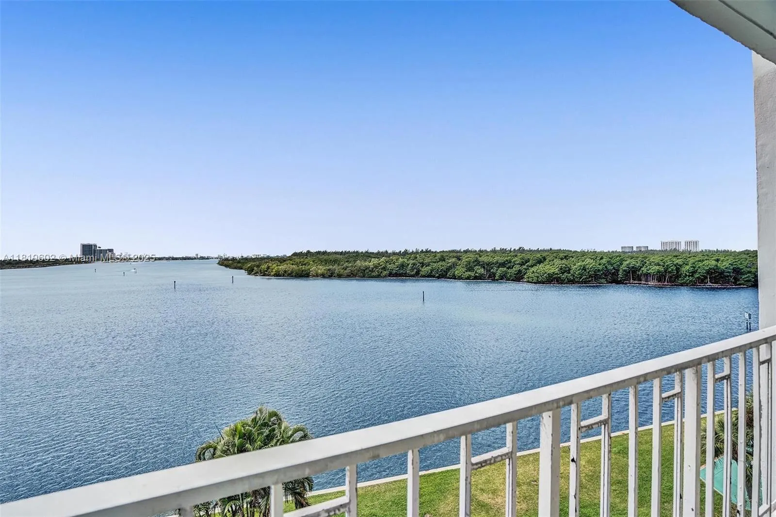 500 Bayview Dr # 826, Sunny Isles Beach FL 33160