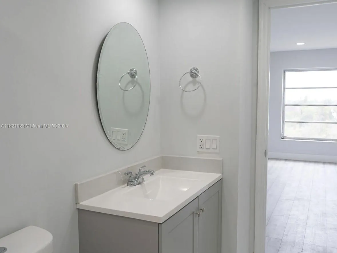 4174 Inverrary Dr # 802, Lauderhill FL 33319