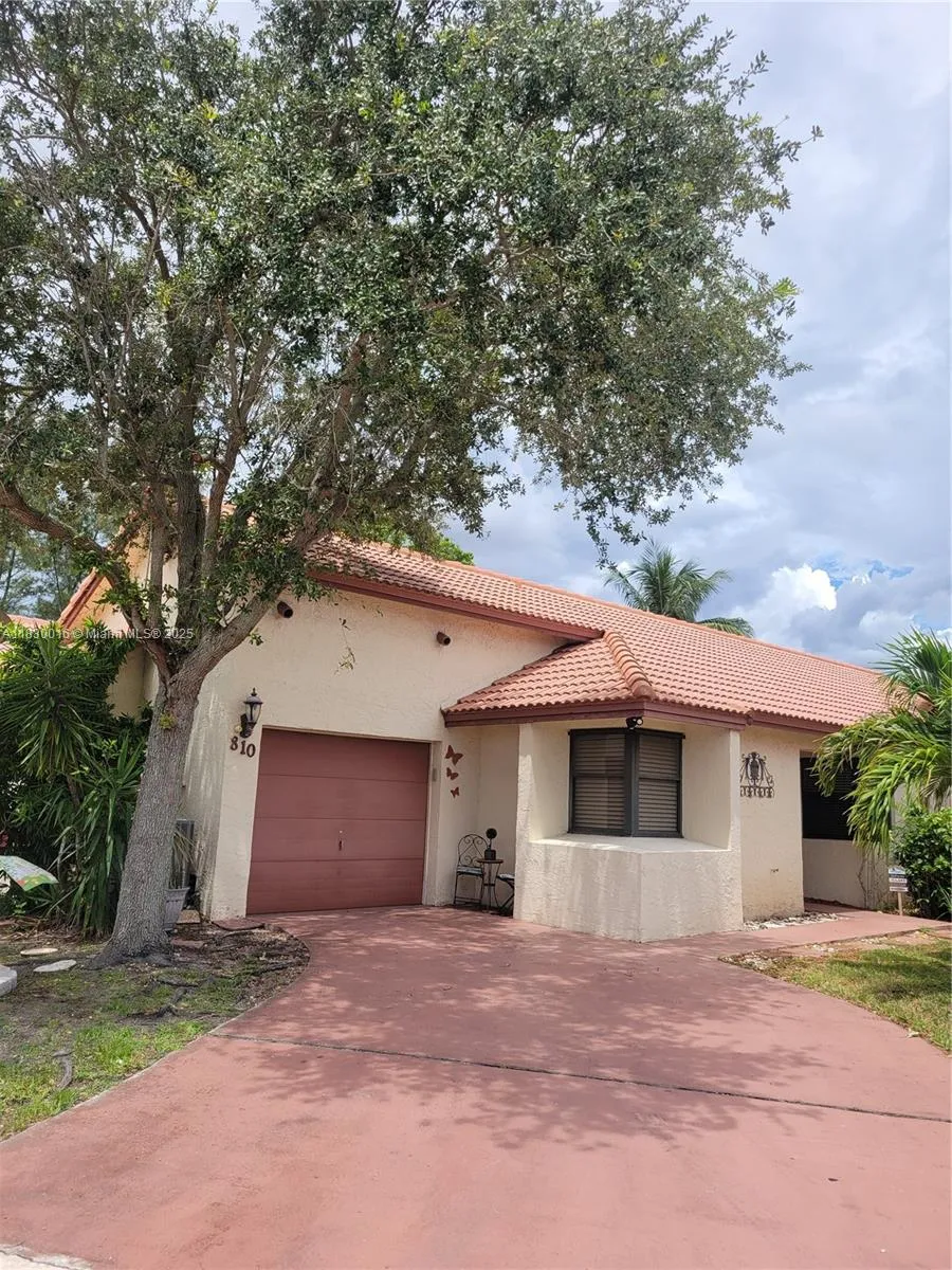 810 SW 113th Ter, Pembroke Pines FL 33025