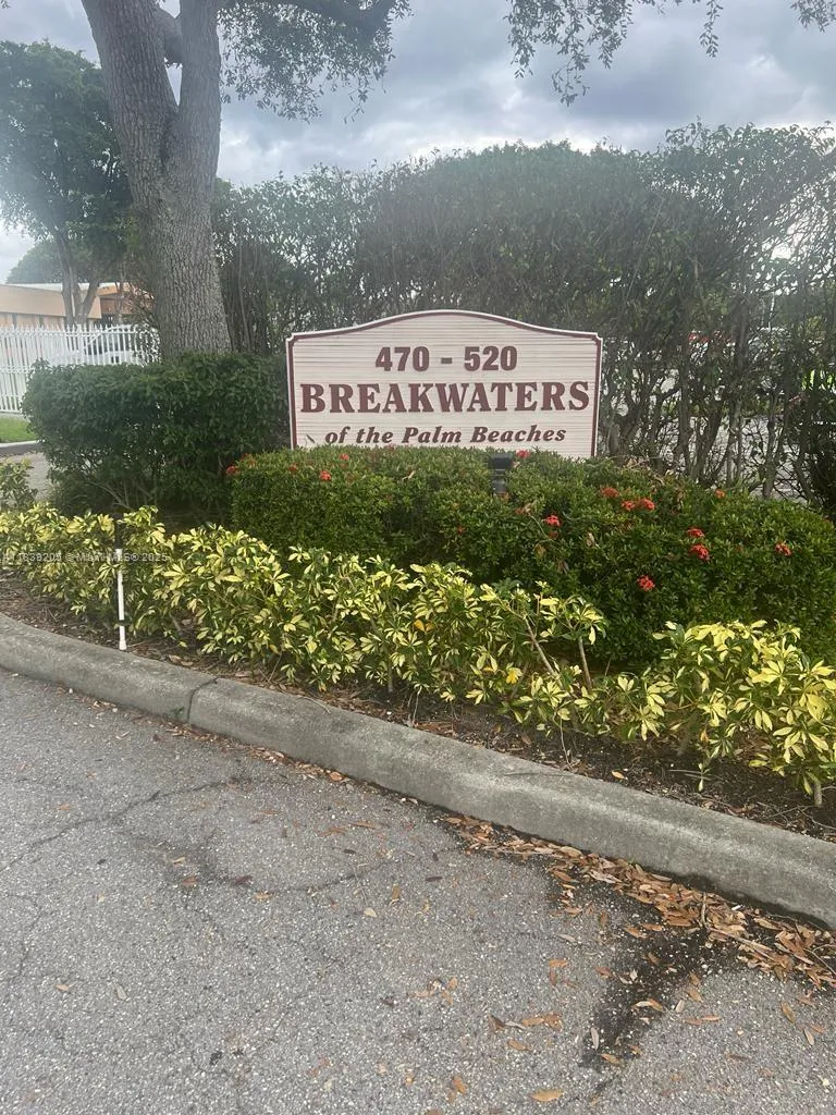 2 bedroom 2 bath for sale at 500 Executive Center Dr # 2G, West Palm Beach FL 33401