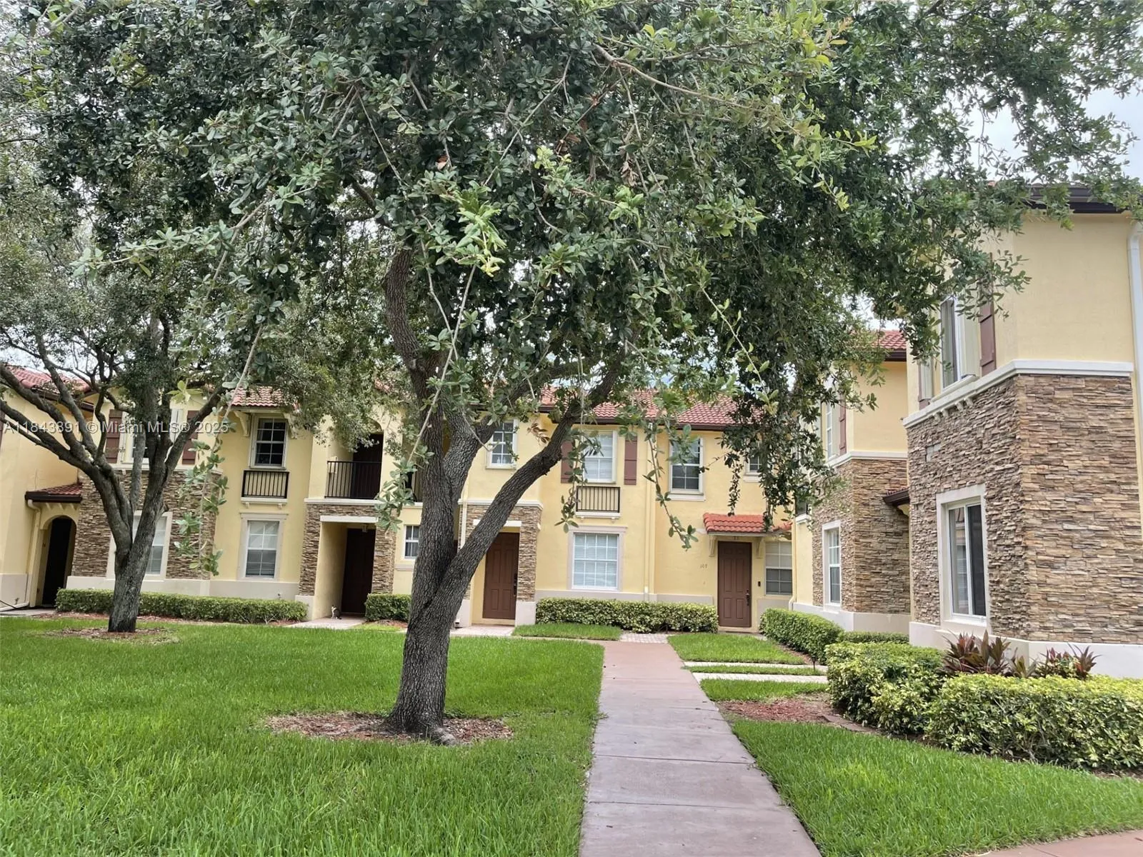 3 bedroom 2 bath for sale at 1388 NE 33rd Ave # 24, Homestead FL 33033