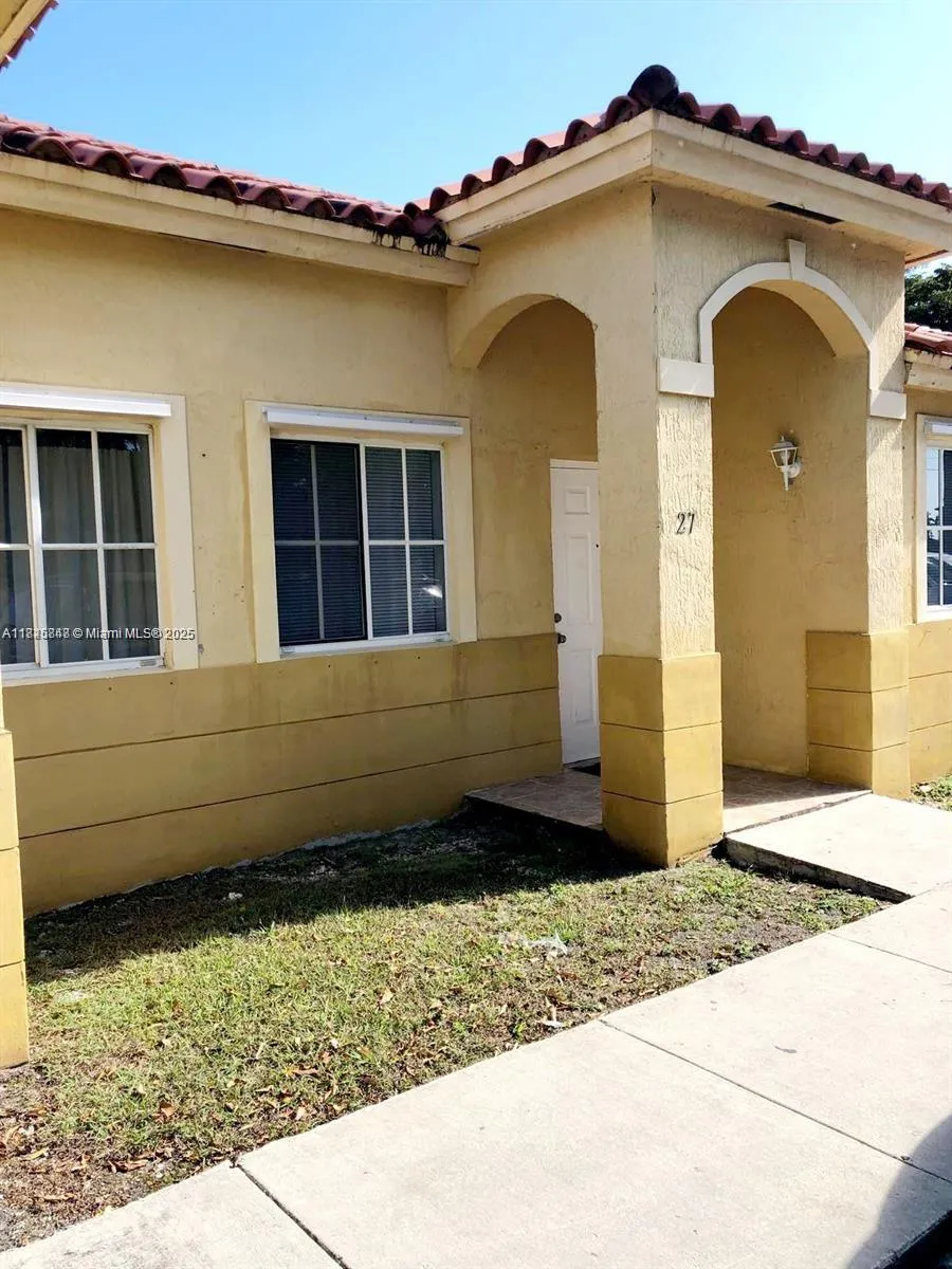 2 bedroom 2 bath for sale at 27 NE 13th Ave # 4, Homestead FL 33033