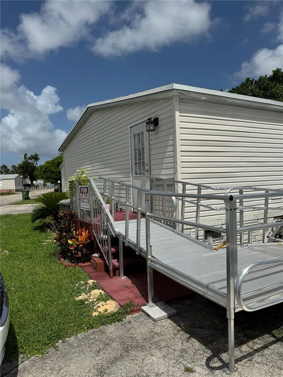 3 bedroom 2 bath for sale at 220 NE 12 ave 158, Homestead FL 33030