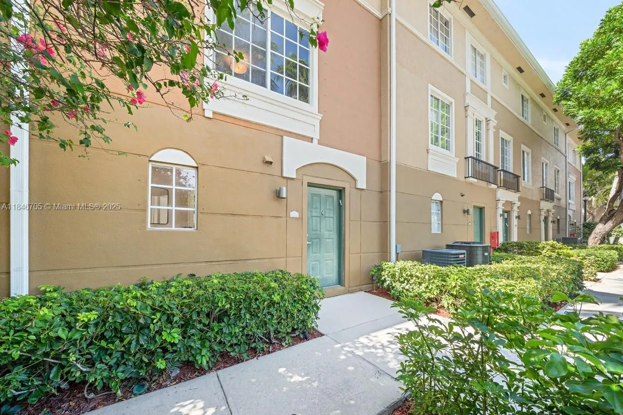 2861 NE 185th St, Aventura FL 33180