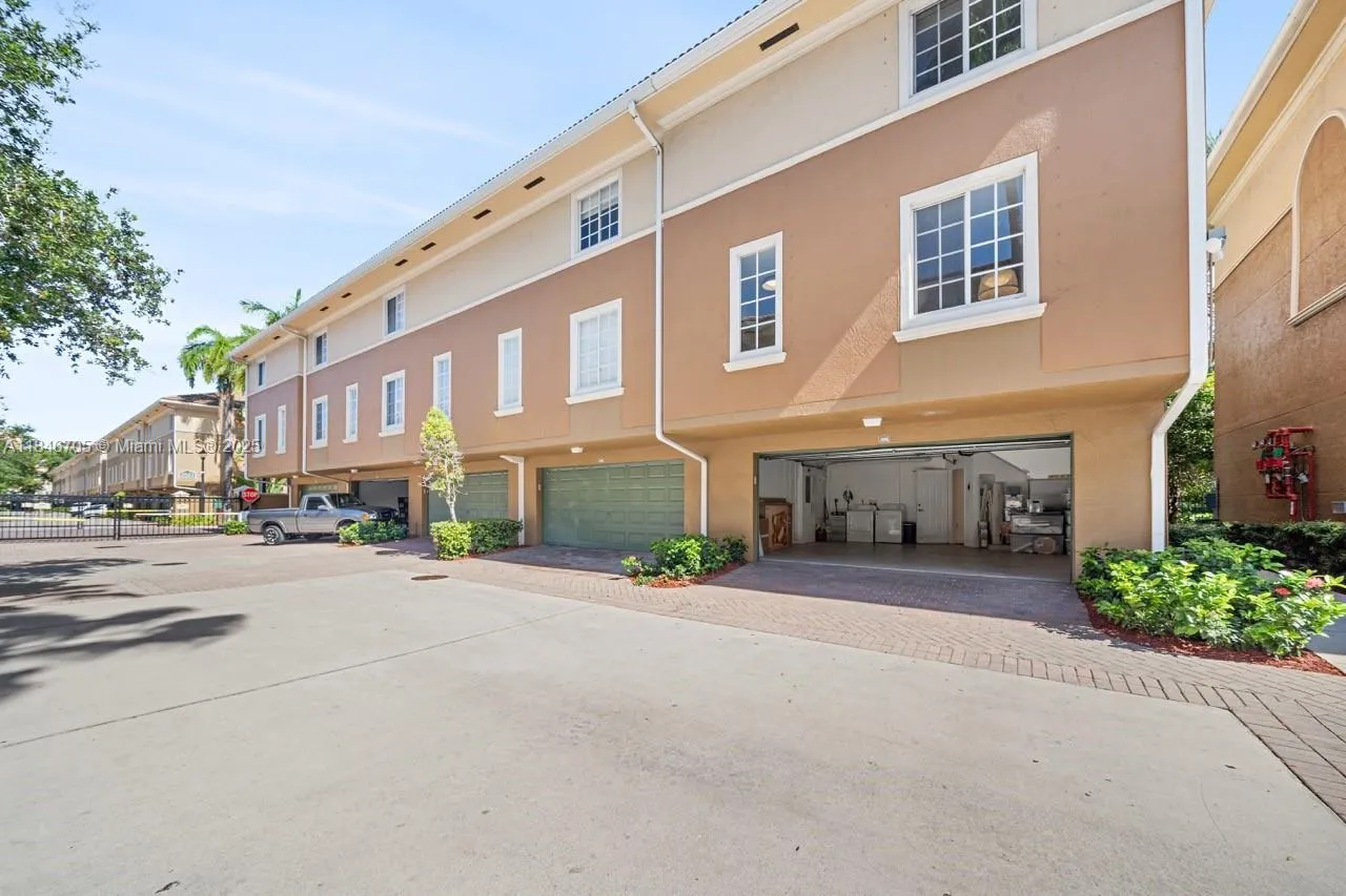 2861 NE 185th St, Aventura FL 33180