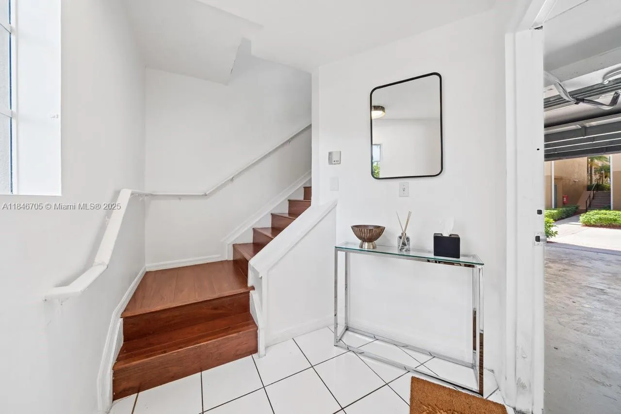 2861 NE 185th St, Aventura FL 33180