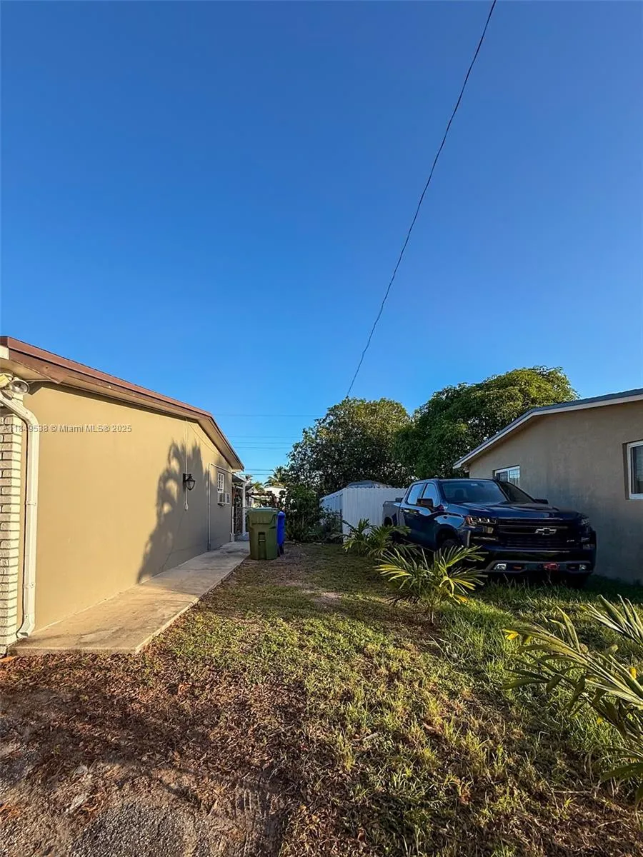 7320 NW 2nd St, Pembroke Pines FL 33024