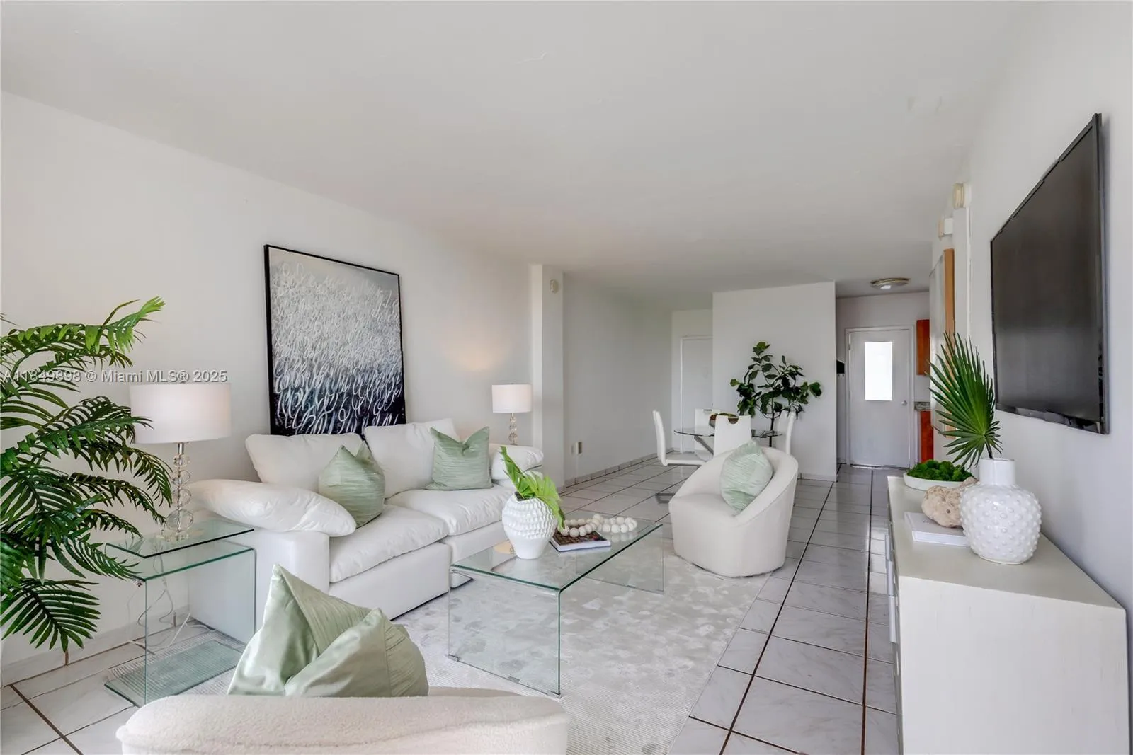 1 bedroom 1 bath for sale at 1300 Lincoln Rd # B802, Miami Beach FL 33139