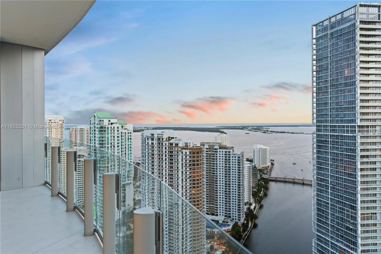 3 bedroom 2 bath for sale at 300 Biscayne Blvd Way # 4007, Miami FL 33130