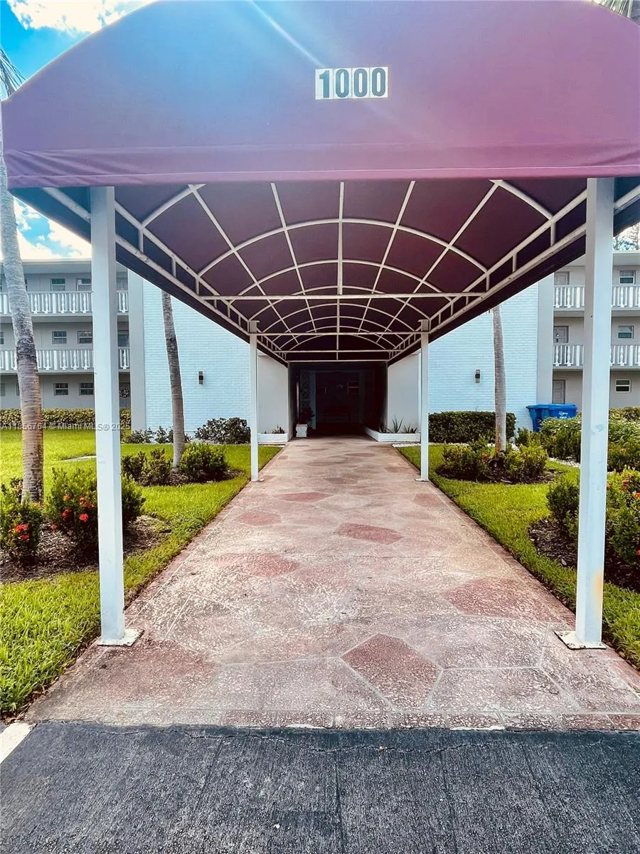 2 bedroom 2 bath for sale at 1000 Hillcrest CT. # 111, Hollywood FL 33021