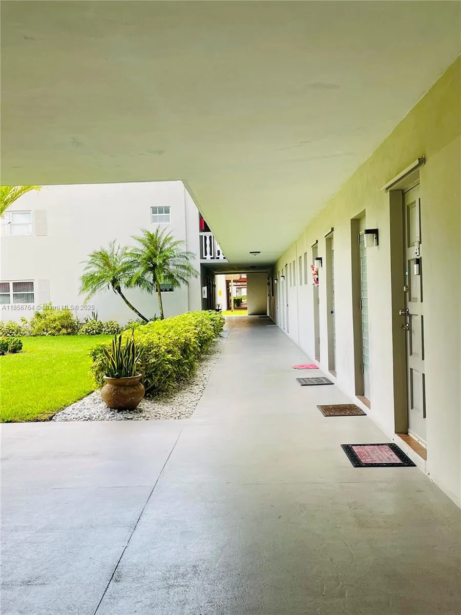 1000 Hillcrest CT. # 111, Hollywood FL 33021