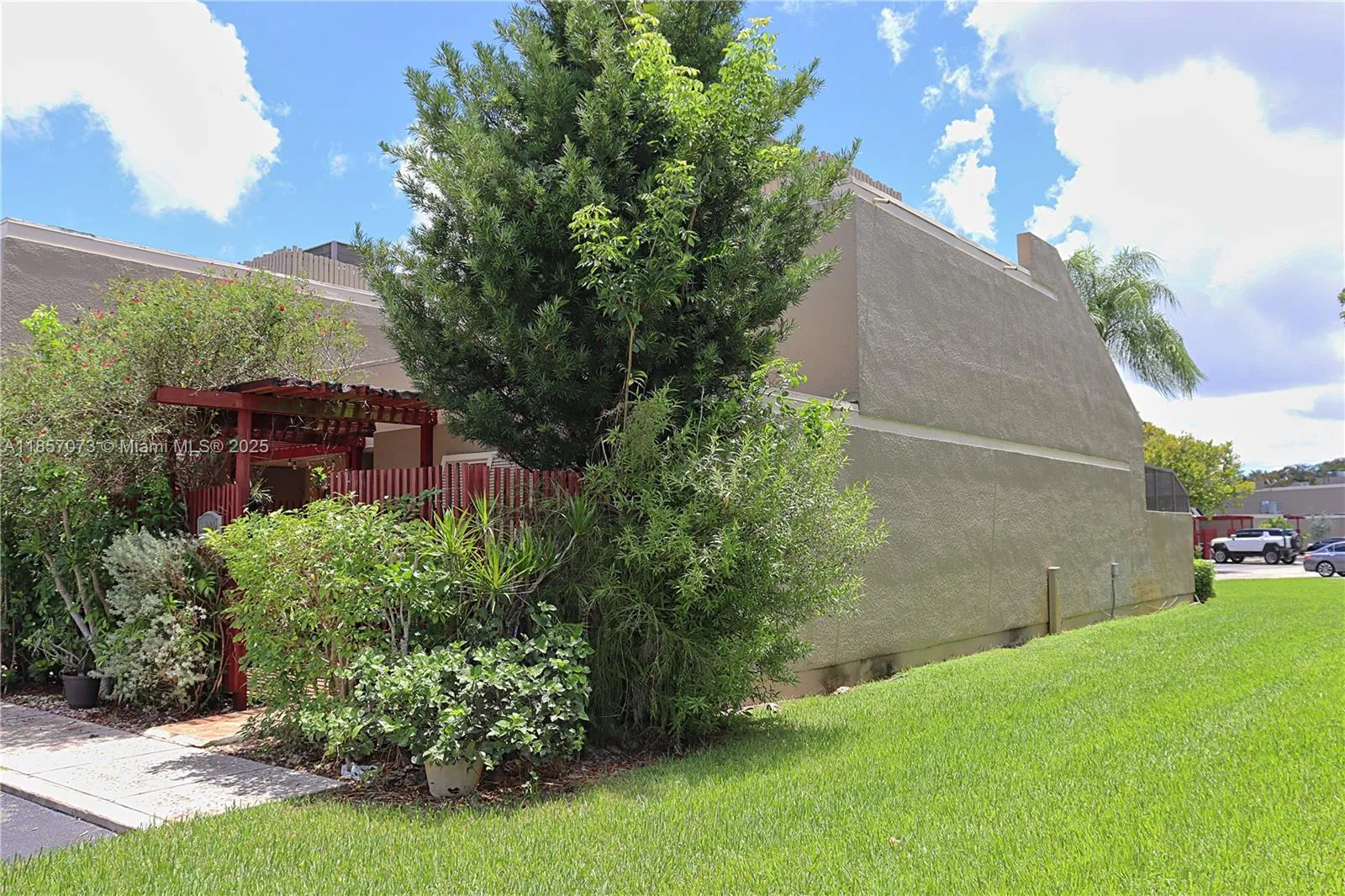 11060 N Lakeview Dr, Pembroke Pines FL 33026