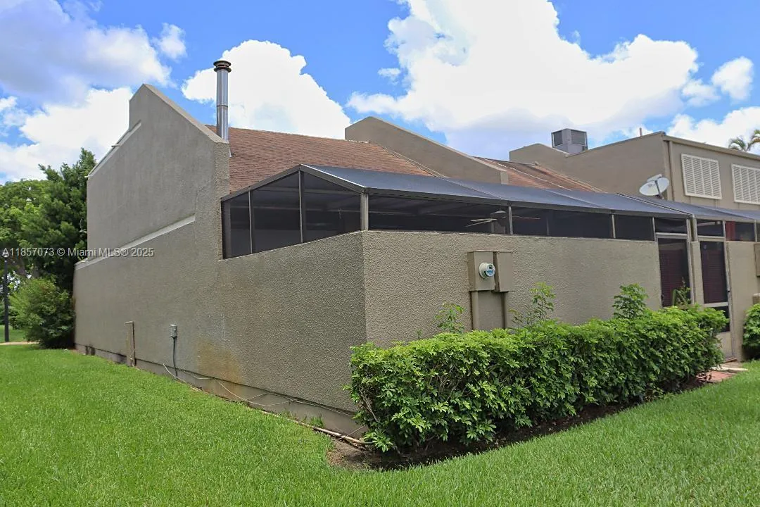11060 N Lakeview Dr, Pembroke Pines FL 33026
