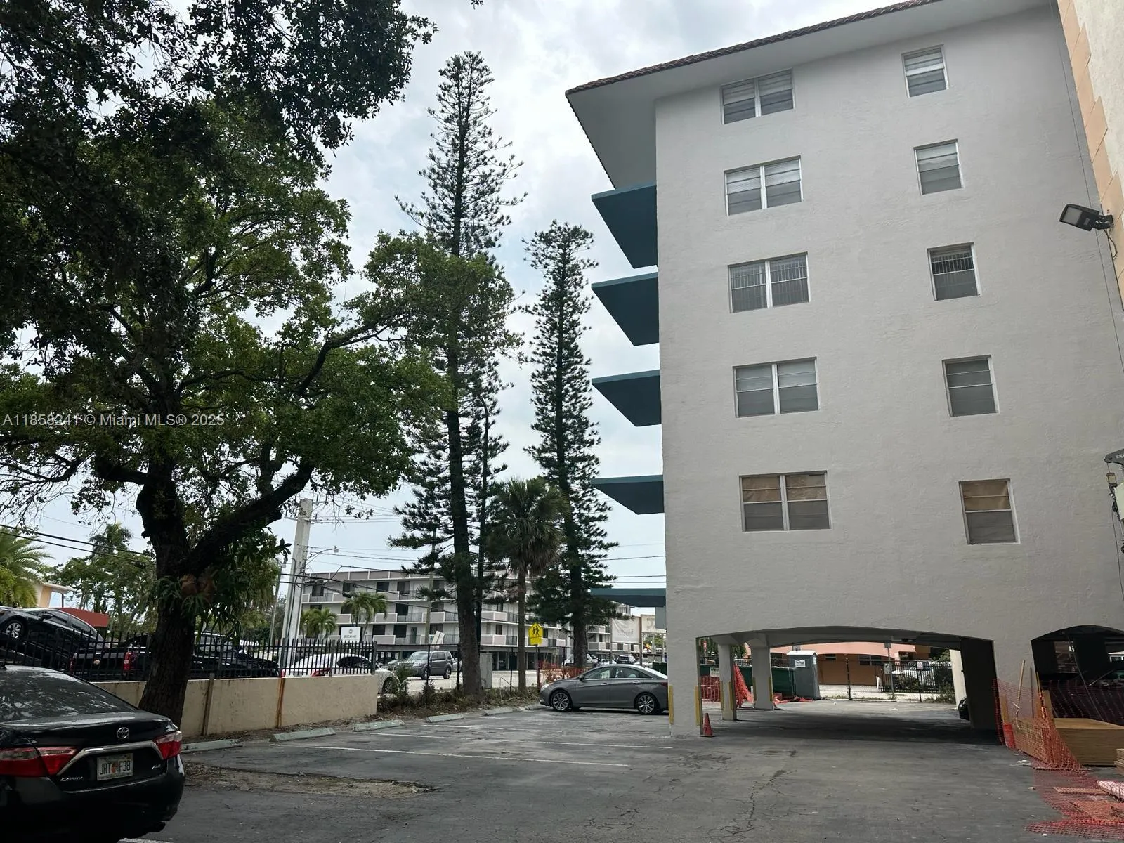 1 bedroom 1 bath for sale at 12590 NE 16th Ave # 405, North Miami FL 33161