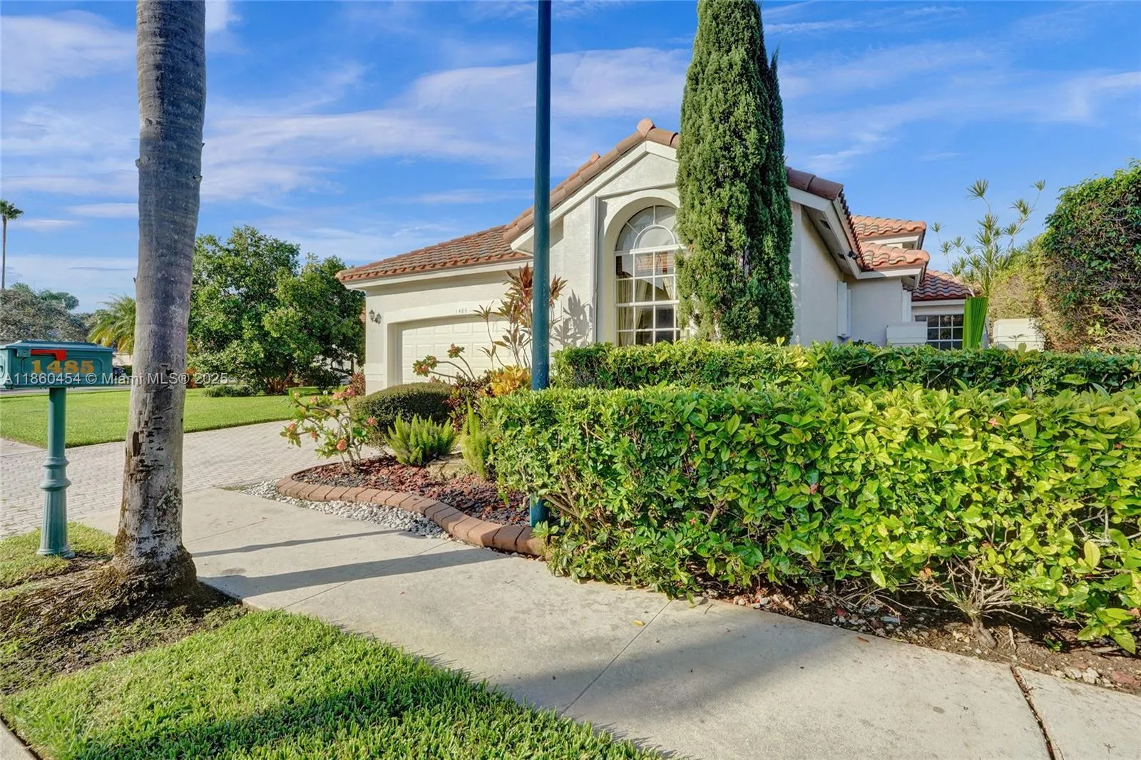 1485 W Lacosta Dr W, Pembroke Pines FL 33027