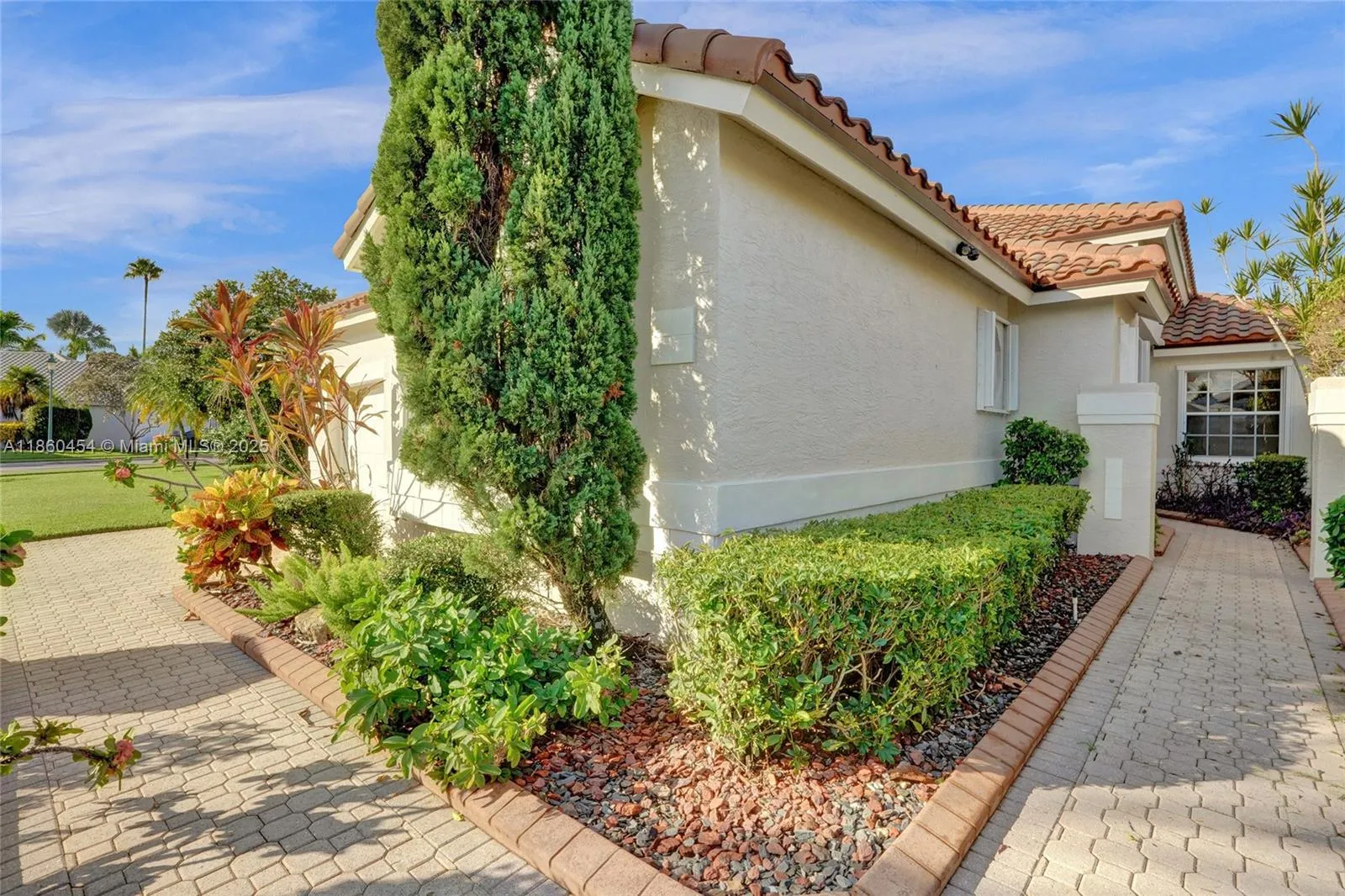 1485 W Lacosta Dr W, Pembroke Pines FL 33027