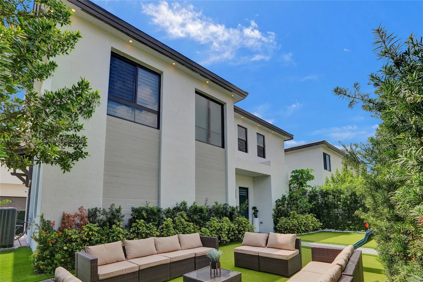 3 bedroom 2 bath for sale at 8211 NW 43rd Ter, Doral FL 33166