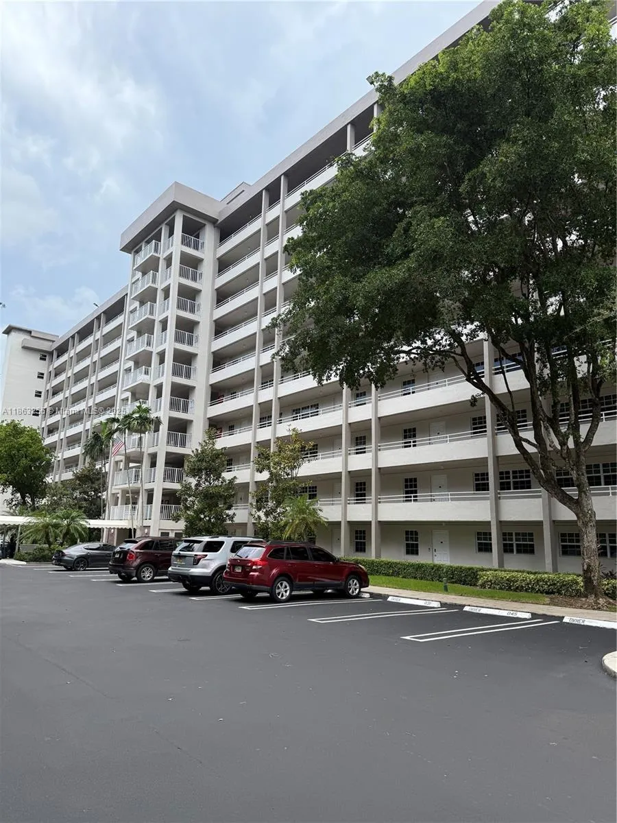 2 bedroom 2 bath for sale at 605 Oaks Dr # 203, Pompano Beach FL 33069