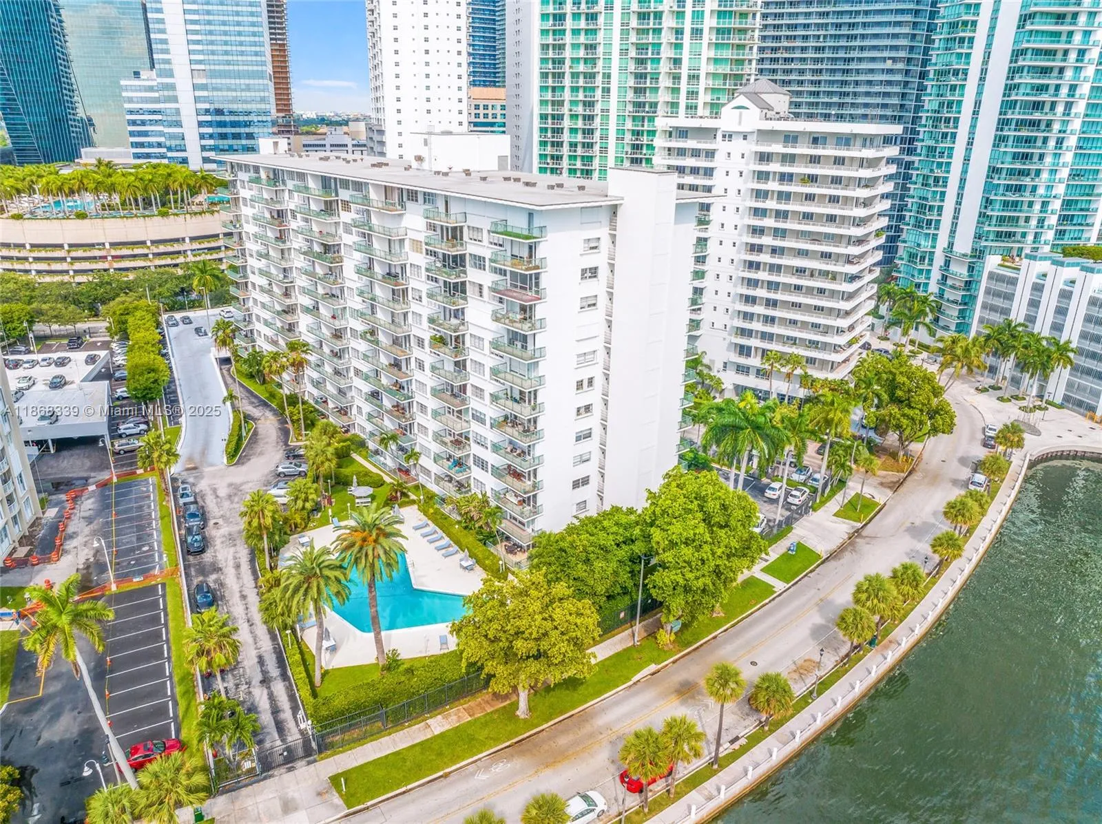 1 bedroom 1 bath for sale at 1408 Brickell Bay Dr # 303, Miami FL 33131