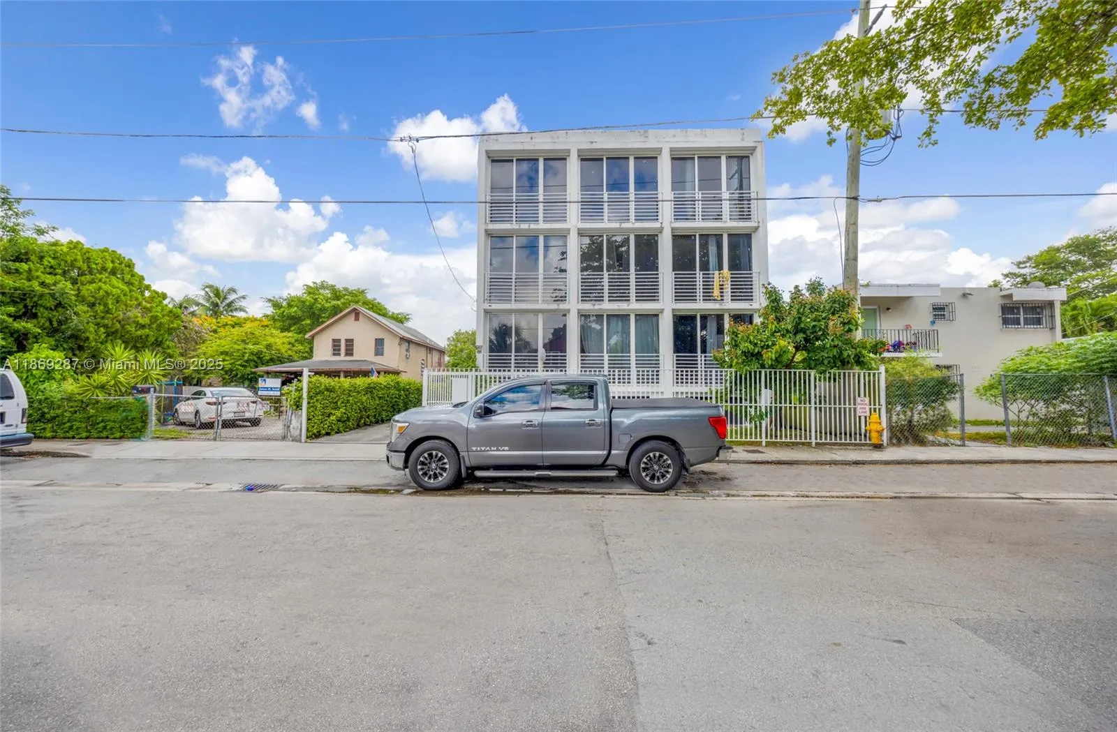 542 SW 3rd St, Miami FL 33130