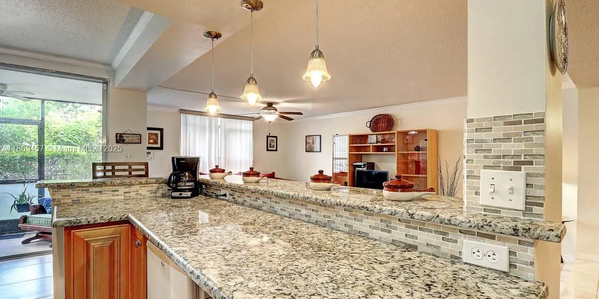 3750 Inverrary Dr # 1Z, Lauderhill FL 33319