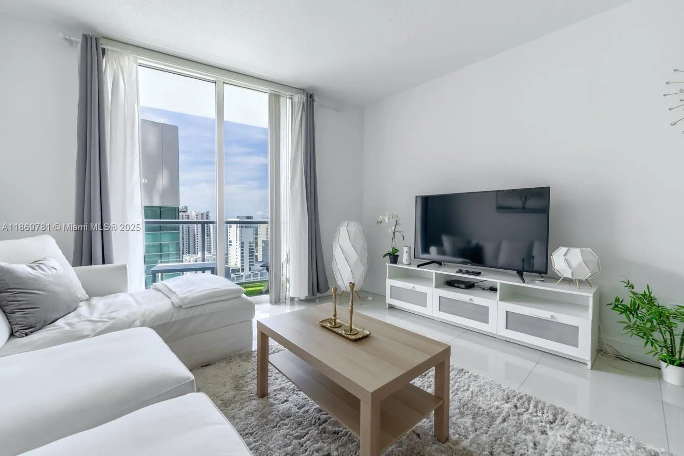 1 bedroom 1 bath for sale at 185 SW 7th St # 2808, Miami FL 33130