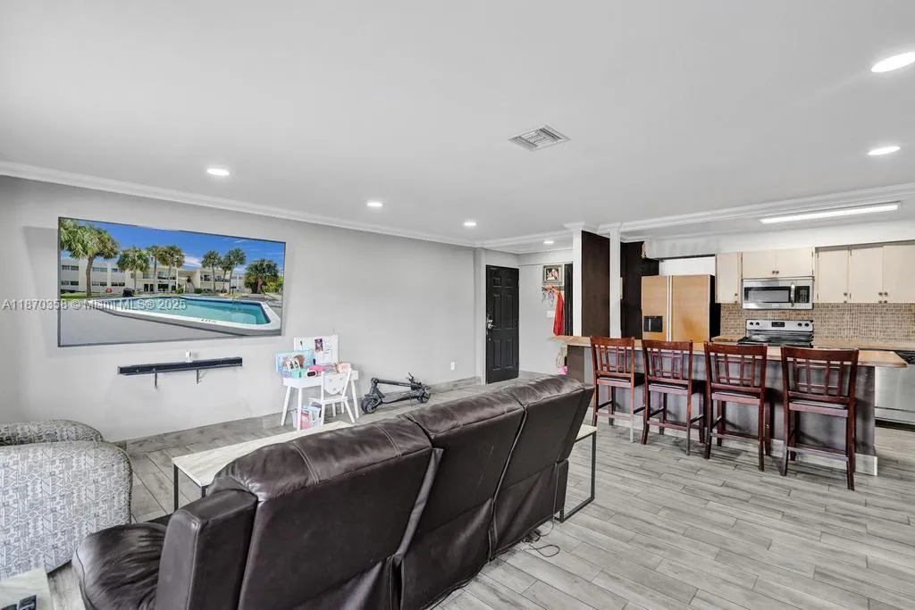 900 Crystal Lake Dr # 2B, Deerfield Beach FL 33064