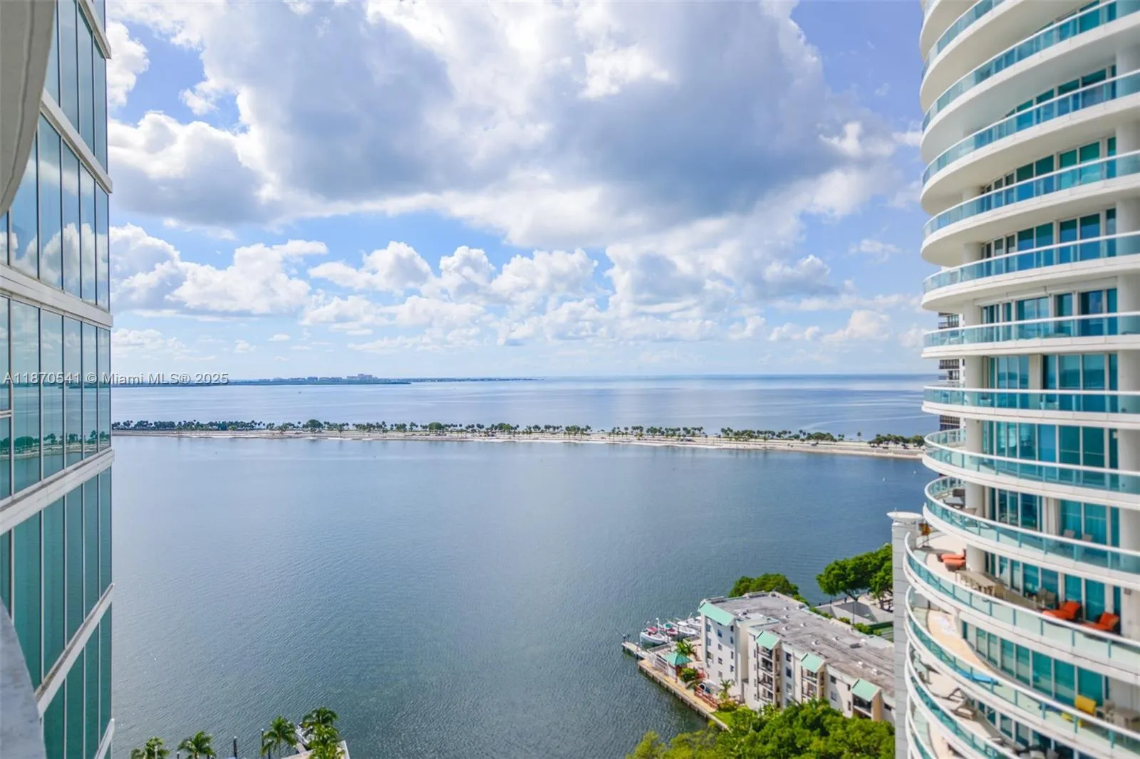 1 bedroom 1 bath for sale at 2101 Brickell Ave # 2009, Miami FL 33129