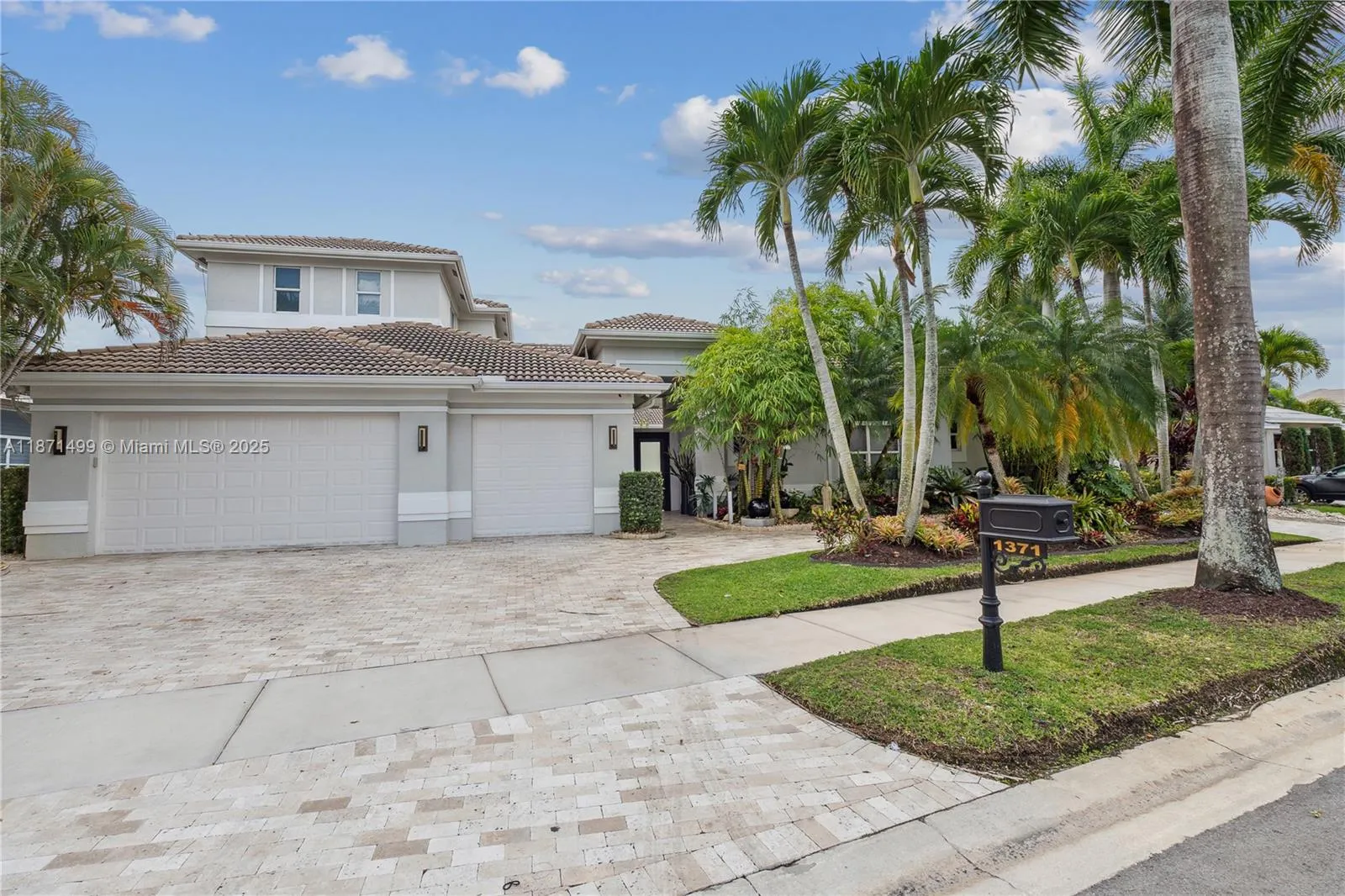 5 bedroom 5 bath for sale at 1371 Victoria Isle Dr, Weston FL 33327