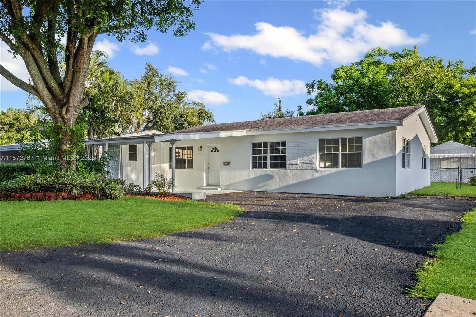 6825 SW 12th St, Pembroke Pines FL 33023