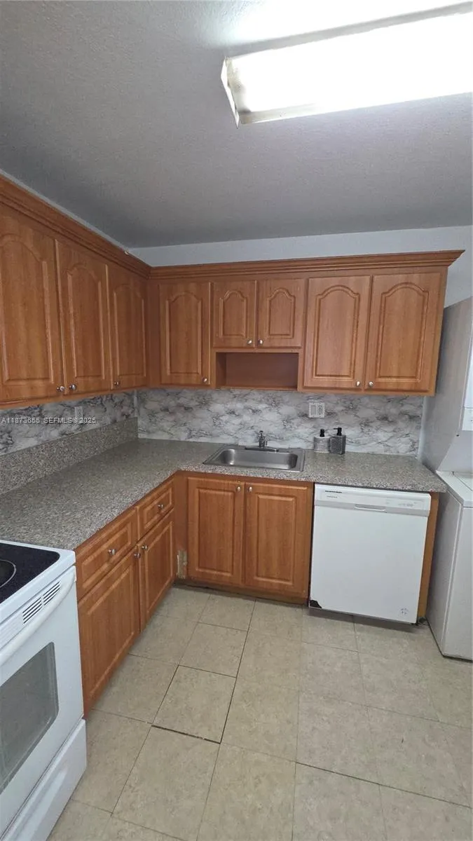 5231 Geneva Way # 205, Doral FL 33166