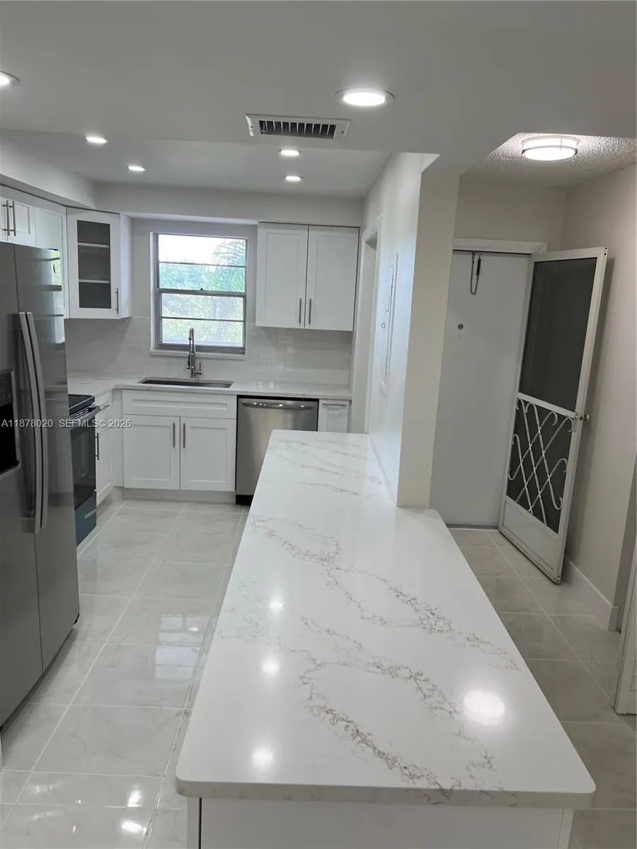 5900 NW 44th St # 405, Lauderhill FL 33319