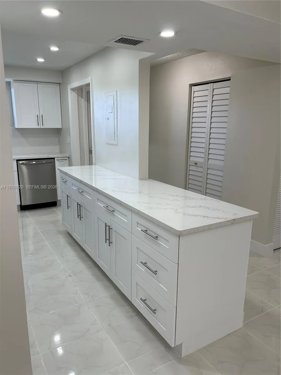 5900 NW 44th St # 405, Lauderhill FL 33319