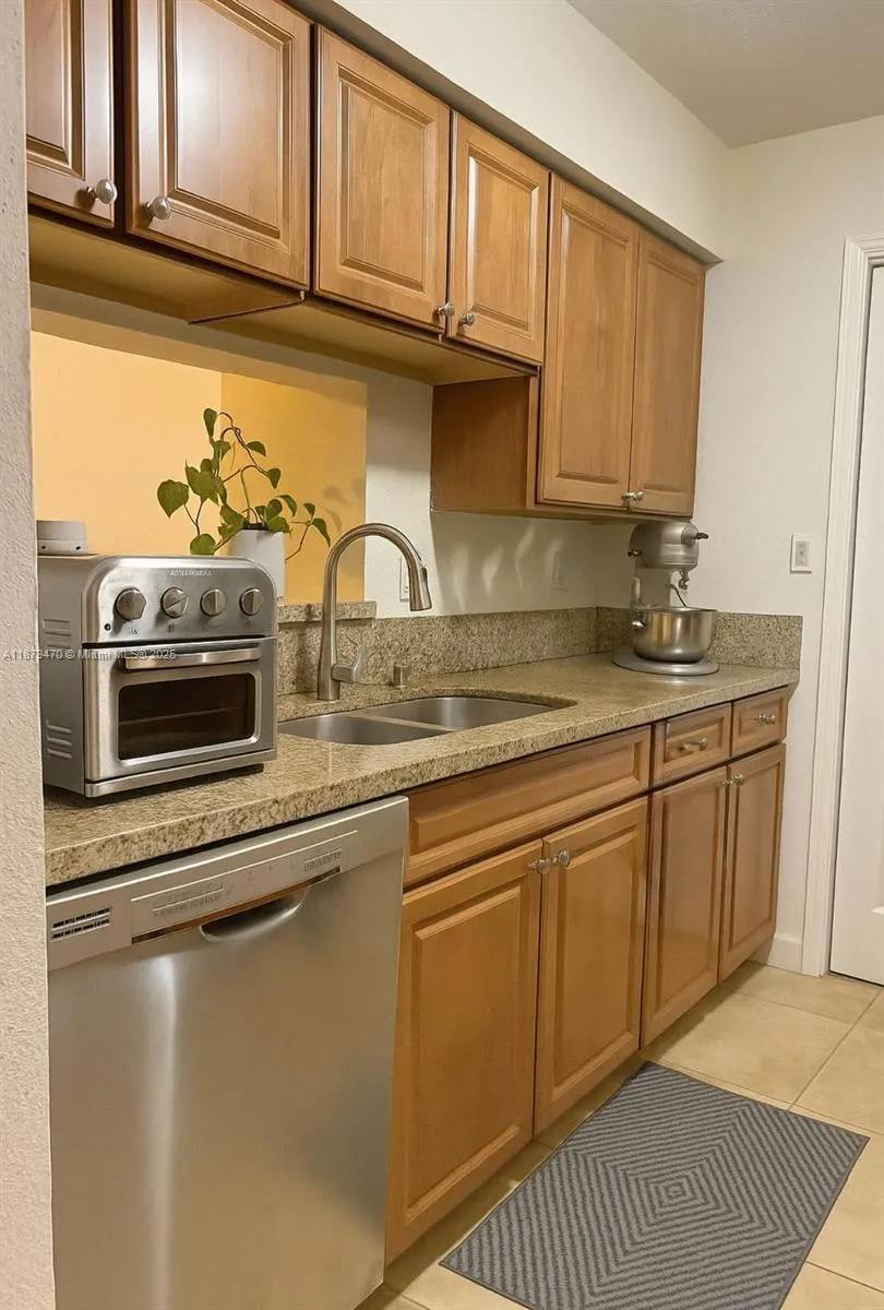 1 bedroom 1 bath for sale at 949 Riverside drive # 417, Coral Springs FL 33071