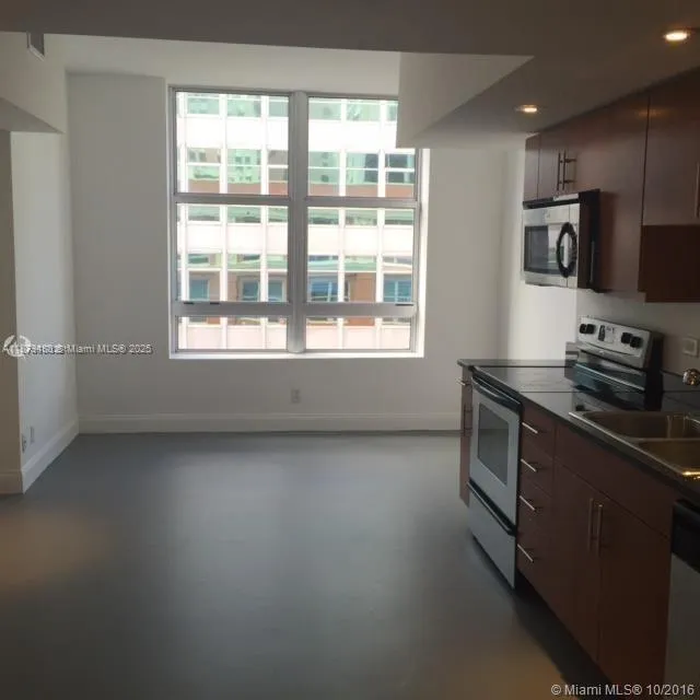 1 bedroom 1 bath for sale at 111 E Flagler St # 1003, Miami FL 33131