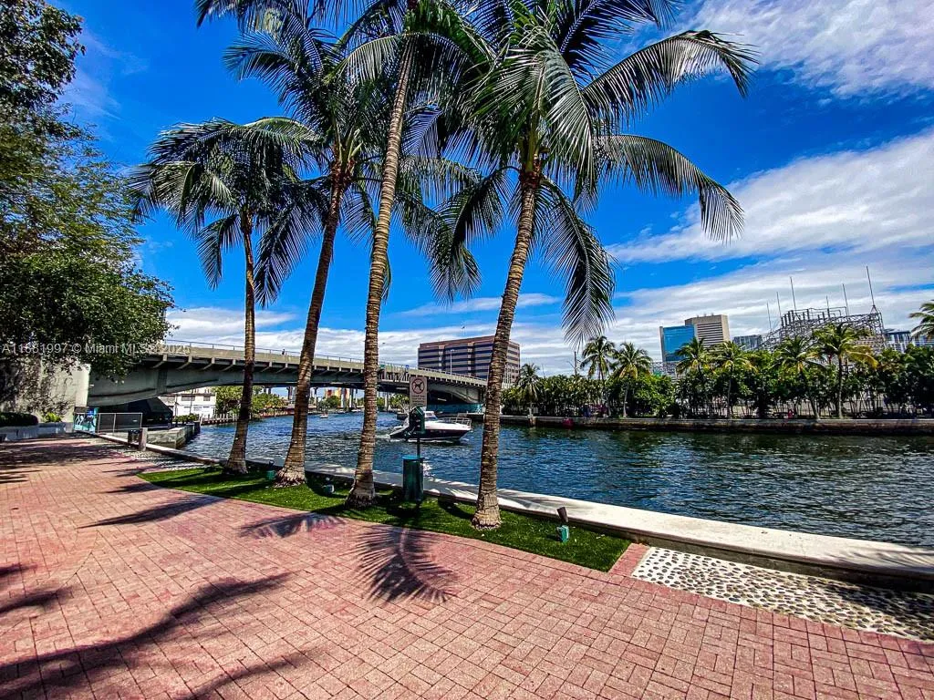 185 SW 7th St # 3704, Miami FL 33130