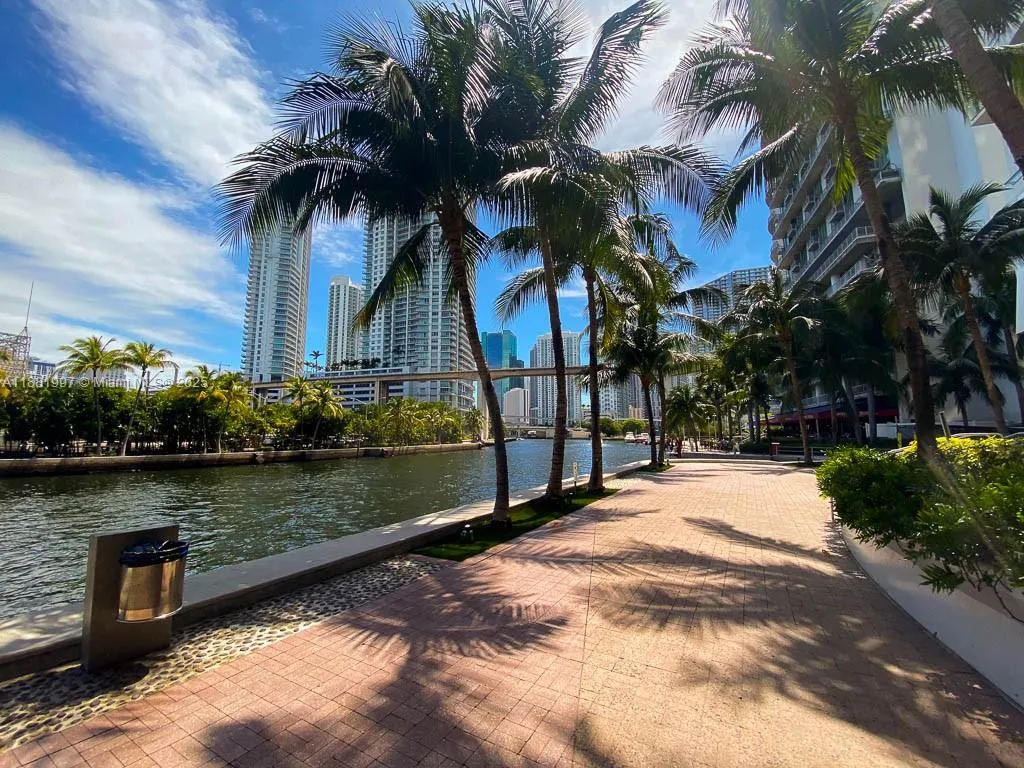 185 SW 7th St # 3704, Miami FL 33130