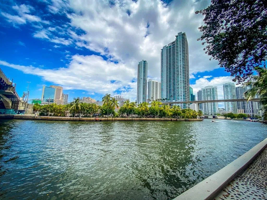 185 SW 7th St # 3704, Miami FL 33130