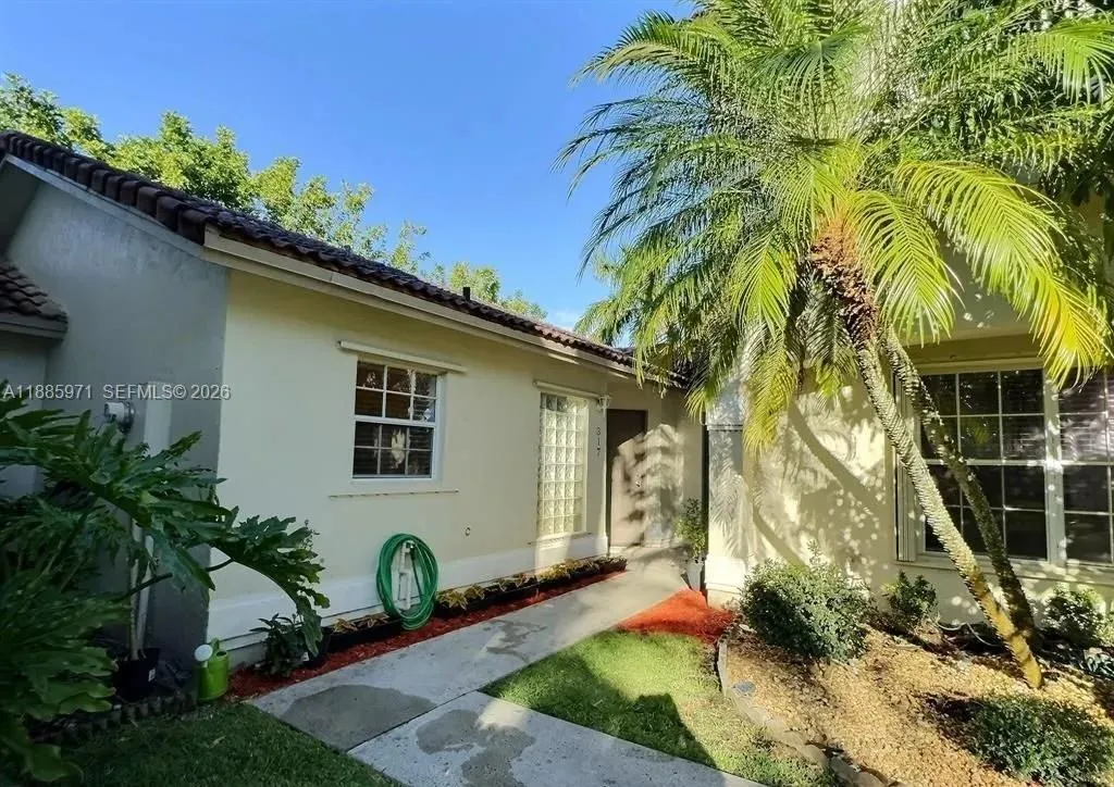317 NW 109th Ave, Pembroke Pines FL 33026