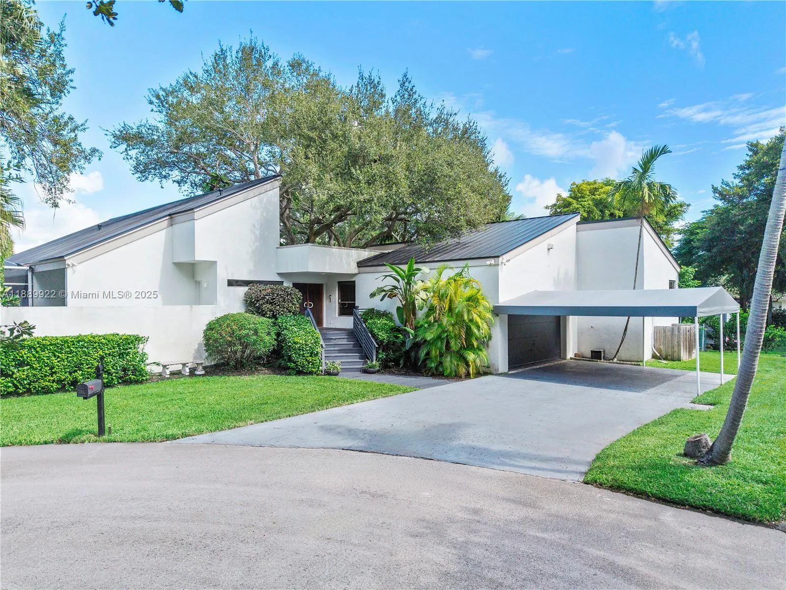 4 bedroom 3 bath for sale at 7605 SW 160th Ter, Palmetto Bay FL 33157