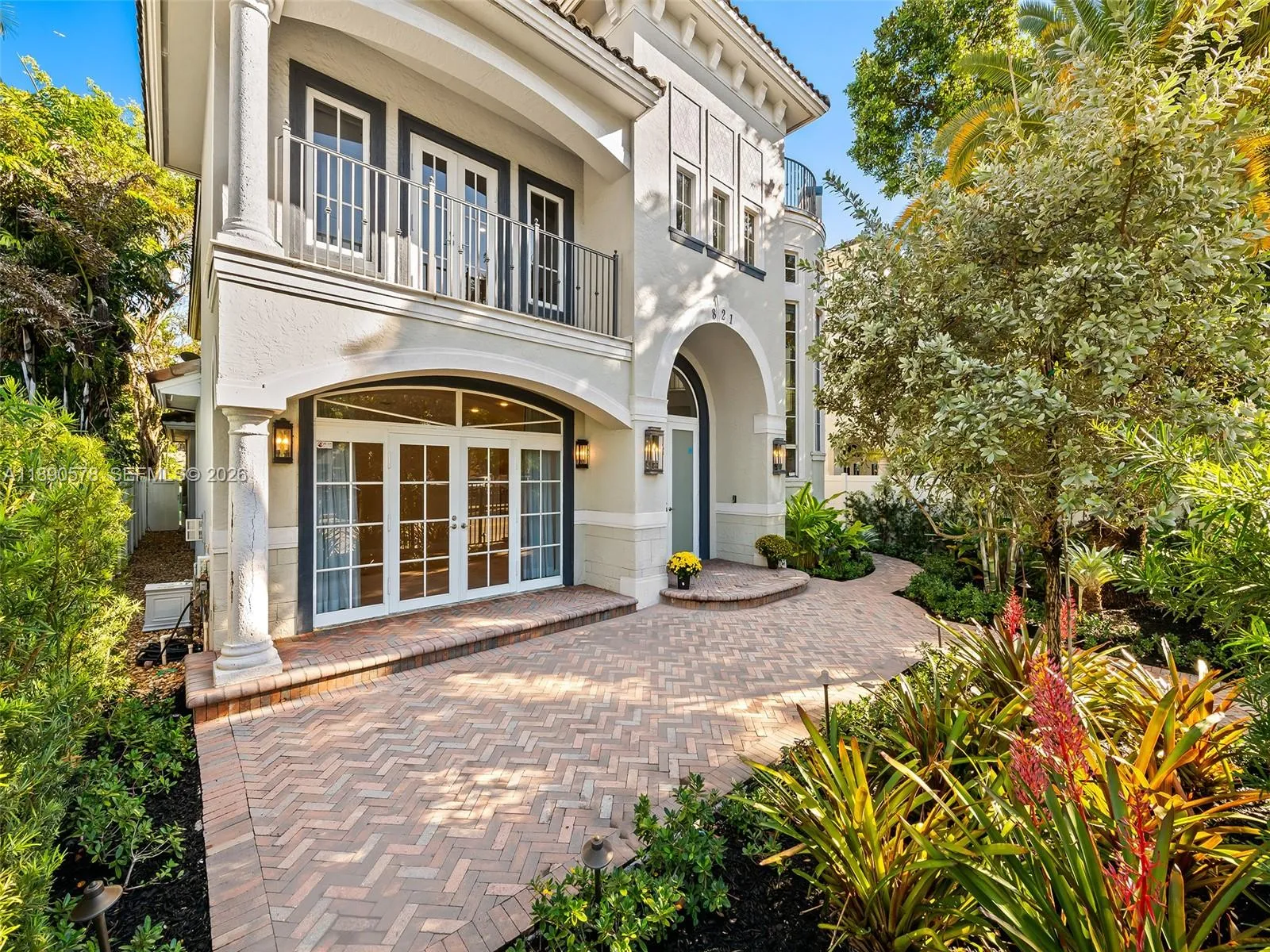 4 bedroom 5 bath for sale at 821 SE 2nd Ct, Fort Lauderdale FL 33301