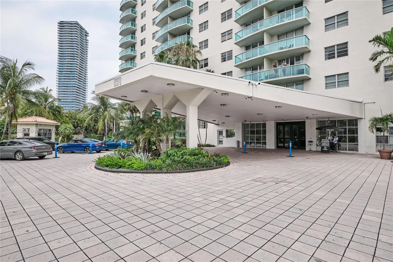 1 bedroom 1 bath for sale at 19370 Collins Ave # 407, Sunny Isles Beach FL 33160