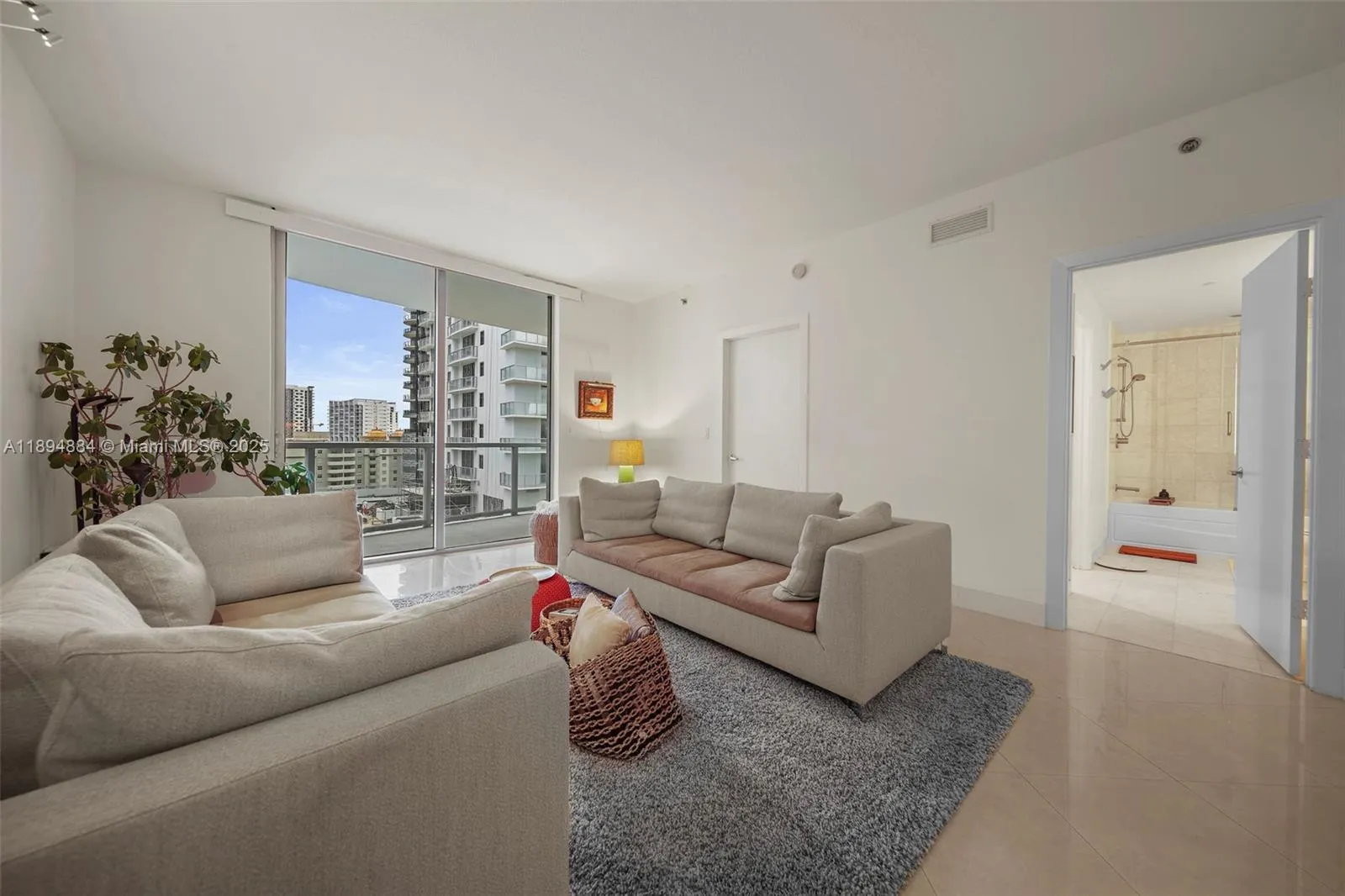 1 bedroom 1 bath for sale at 1060 Brickell Ave # 1513, Miami FL 33131