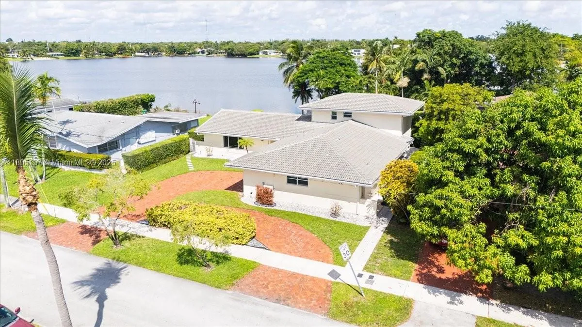 1961 NE 188th St, Miami FL 33179