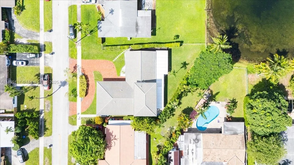 1961 NE 188th St, Miami FL 33179