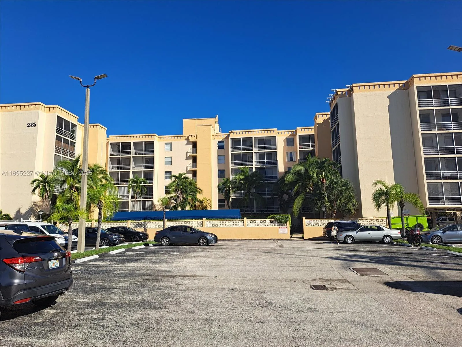 1 bedroom 1 bath for sale at 2935 NE 163rd St # 2Q, North Miami Beach FL 33160