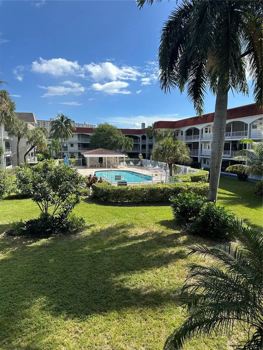 581 Blue Heron Dr # B, Hallandale Beach FL 33009