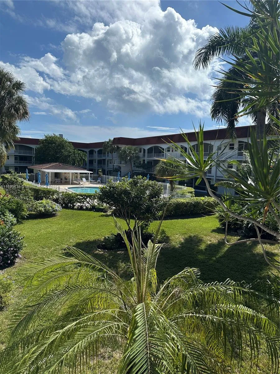 581 Blue Heron Dr # B, Hallandale Beach FL 33009